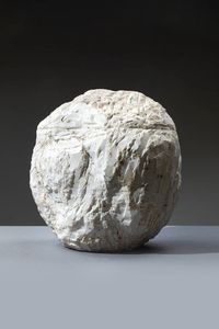 PRODUZIONE ITALIANA : Lampada a forma di roccia in marmo scalpellato. Anni '60  cm 50x40x40  - Asta Design - Associazione Nazionale - Case d'Asta italiane