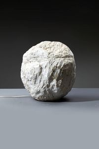 PRODUZIONE ITALIANA : Lampada a forma di roccia in marmo scalpellato. Anni '60  cm 50x40x40  - Asta Design - Associazione Nazionale - Case d'Asta italiane