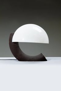PRODUZIONE ITALIANA - Lampada da tavolo in metallo verniciato e diffusore in plexiglass. Anni '70 cm 40x40