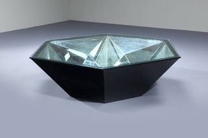 PRODUZIONE ITALIANA : Tavolino di forma esagonale con interno in vetro specchiato. Anni '80 cm 35x128  - Asta Design - Associazione Nazionale - Case d'Asta italiane