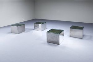 PRODUZIONE ITALIANA - Serie di quattro tavolini con struttura in acciaio spazzolato  piani in vetro. Anni '70 cm 35x45x45