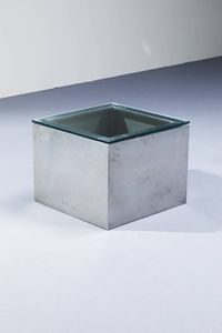 PRODUZIONE ITALIANA : Serie di quattro tavolini con struttura in acciaio spazzolato  piani in vetro. Anni '70 cm 35x45x45  - Asta Design - Associazione Nazionale - Case d'Asta italiane