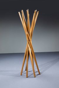 DE PAS  D'URBINO  LOMAZZI : Legno di rovere. Prod. Zanotta h cm 145 Bib.: R. Poletti  Zanotta  Design per passione  Electa 2004  pag. 66  - Asta Design - Associazione Nazionale - Case d'Asta italiane