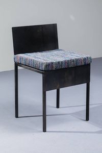 PRODUZIONE ITALIANA : Dieci sedie con struttura in ferro verniciato  cuscini imbottiti rivestit con tessuto Missoni. Anni '80 cm 74x45x40  - Asta Design - Associazione Nazionale - Case d'Asta italiane
