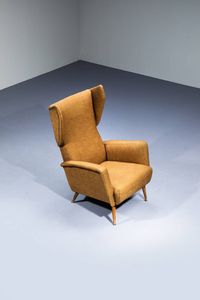 GIO PONTI Milano 1891 - 1979 : Poltrona con imbottitura rivestita in tessuto  gambe in legno con terminali in metallo. Prod. Cassina realizzato per l'Hotel Royal di Napoli anni '50 cm 100x70x65  - Asta Design - Associazione Nazionale - Case d'Asta italiane