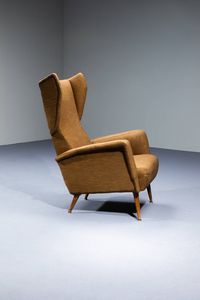 GIO PONTI Milano 1891 - 1979 : Poltrona con imbottitura rivestita in tessuto  gambe in legno con terminali in metallo. Prod. Cassina realizzato per l'Hotel Royal di Napoli anni '50 cm 100x70x65  - Asta Design - Associazione Nazionale - Case d'Asta italiane