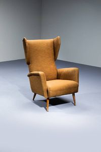 GIO PONTI Milano 1891 - 1979 : Poltrona con imbottitura rivestita in tessuto  gambe in legno con terminali in metallo. Prod. Cassina realizzato per l'Hotel Royal di Napoli anni '50 cm 100x70x65  - Asta Design - Associazione Nazionale - Case d'Asta italiane