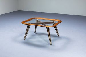 CHISS FILIPPO - Tavolino con supporti in legno laccato  piano in vetro con cornice in legno sagomato. Anni '50 cm 44x68x89