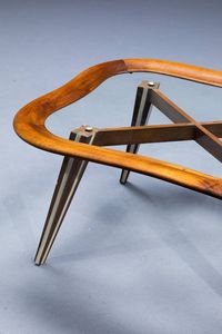 CHISS FILIPPO : Tavolino con supporti in legno laccato  piano in vetro con cornice in legno sagomato. Anni '50 cm 44x68x89  - Asta Design - Associazione Nazionale - Case d'Asta italiane