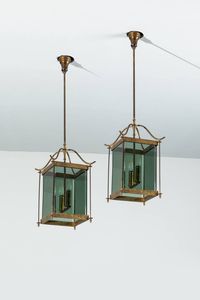 PRODUZIONE ITALIANA - Coppia di lanterne in ottone e vetro fum. Anni '50 h cm 106