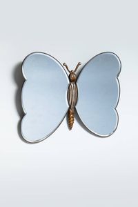PRODUZIONE ITALIANA - Specchio a forma di farfalla in legno tornito  bordo in ottone. Anni '40 cm 61x80x2 5