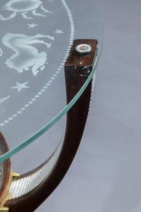 PRODUZIONE ITALIANA : Tavolino in legno con piano in vetro decorato con segni zodiacali. Anni '50 cm 54x57  - Asta Design - Associazione Nazionale - Case d'Asta italiane