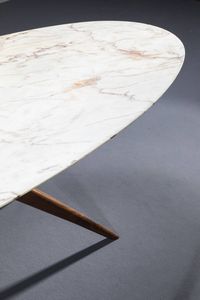 PRODUZIONE ITALIANA : Grande tavolo con gambe in legno a forma geometrica   piano ovale in marmo. Anni '50 cm 74x203x100  - Asta Design - Associazione Nazionale - Case d'Asta italiane