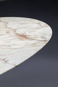 PRODUZIONE ITALIANA : Grande tavolo con gambe in legno a forma geometrica   piano ovale in marmo. Anni '50 cm 74x203x100  - Asta Design - Associazione Nazionale - Case d'Asta italiane