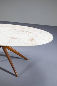 PRODUZIONE ITALIANA : Grande tavolo con gambe in legno a forma geometrica   piano ovale in marmo. Anni '50 cm 74x203x100  - Asta Design - Associazione Nazionale - Case d'Asta italiane