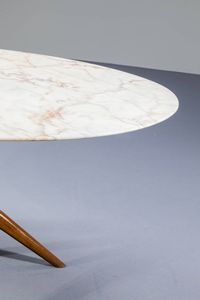 PRODUZIONE ITALIANA : Grande tavolo con gambe in legno a forma geometrica   piano ovale in marmo. Anni '50 cm 74x203x100  - Asta Design - Associazione Nazionale - Case d'Asta italiane
