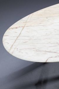 PRODUZIONE ITALIANA : Grande tavolo con gambe in legno a forma geometrica   piano ovale in marmo. Anni '50 cm 74x203x100  - Asta Design - Associazione Nazionale - Case d'Asta italiane