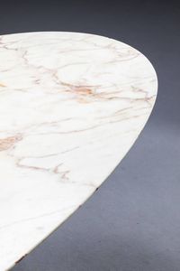 PRODUZIONE ITALIANA : Grande tavolo con gambe in legno a forma geometrica   piano ovale in marmo. Anni '50 cm 74x203x100  - Asta Design - Associazione Nazionale - Case d'Asta italiane