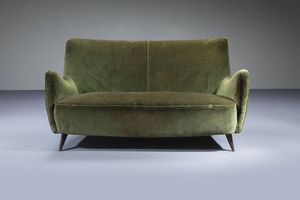 I.S.A : Divanetto con struttura in legno  imbottitura rivestita in velluto. Prod. ISA anni '50 cm 83x140x75  - Asta Design - Associazione Nazionale - Case d'Asta italiane