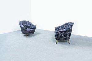 PRODUZIONE ITALIANA : Coppia di poltrone con imbottitura rivestita in tessuto  gambe in ottone. Anni '50 cm 78x55x63  - Asta Design - Associazione Nazionale - Case d'Asta italiane