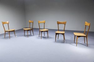 ICO PARISI : Cinque sedie con struttura in legno  sedute imbottite rivestite in skai. Anni '50 cm 93x46x44  - Asta Design - Associazione Nazionale - Case d'Asta italiane