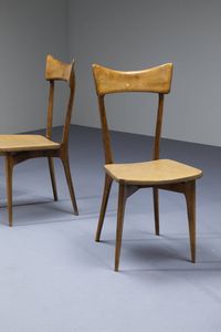 ICO PARISI : Cinque sedie con struttura in legno  sedute imbottite rivestite in skai. Anni '50 cm 93x46x44  - Asta Design - Associazione Nazionale - Case d'Asta italiane