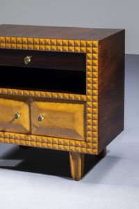 PAOLO BUFFA  nello stile di : Coppia di comodini in legni di varie essenze  cornice in legno scolpito. Anni '50 cm 59x36x59  - Asta Design - Associazione Nazionale - Case d'Asta italiane