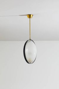 PRODUZIONE ITALIANA - Lampada a sospensione in ottone e metallo verniciato  diffusore in vetro. Anni '50 h cm 77