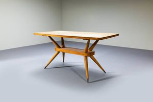 PRODUZIONE ITALIANA - Tavolo in legno di noce  puntali in ottone  piano in legno laminato. Anni '50 cm 80x159 5x79