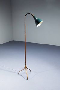 GIUSEPPE OSTUNI - Lampada da terra con base a tripode in legno  metallo brunito e metallo verniciato. Anni '50 h cm 160