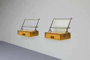 SILVIO CAVATORTA - Coppia di comodini in legno d'acero  ottone nichelato e piano in vetro. Anni '50 cm 46x50x32