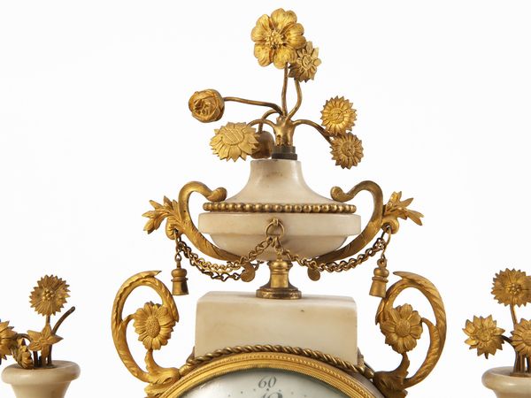 Orologio da tavolo a tempietto in marmo bianco di Carrara, Meuron  - Asta L'Arte di Arredare - Associazione Nazionale - Case d'Asta italiane