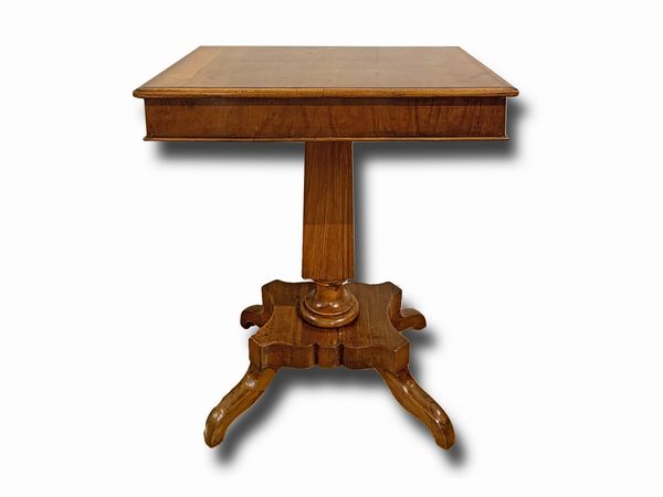 Tavolino impiallacciato in noce e piuma di noce  - Asta L'Arte di Arredare - Associazione Nazionale - Case d'Asta italiane