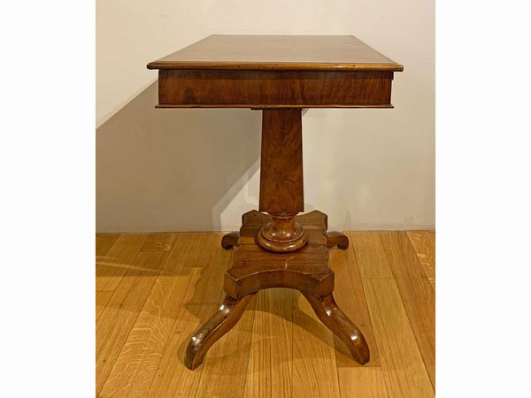 Tavolino impiallacciato in noce e piuma di noce  - Asta L'Arte di Arredare - Associazione Nazionale - Case d'Asta italiane