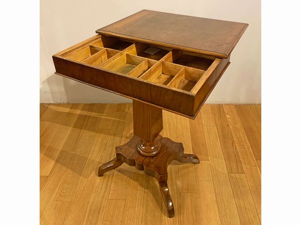 Tavolino impiallacciato in noce e piuma di noce  - Asta L'Arte di Arredare - Associazione Nazionale - Case d'Asta italiane