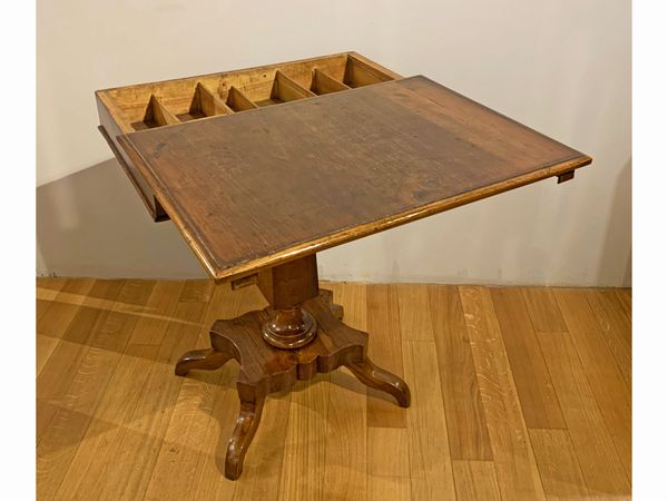 Tavolino impiallacciato in noce e piuma di noce  - Asta L'Arte di Arredare - Associazione Nazionale - Case d'Asta italiane