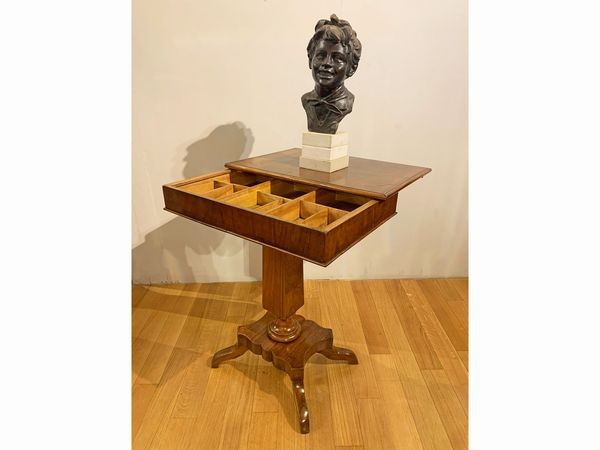 Tavolino impiallacciato in noce e piuma di noce  - Asta L'Arte di Arredare - Associazione Nazionale - Case d'Asta italiane