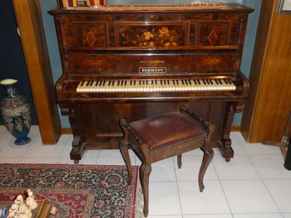 Pianoforte verticale Hermann in radica di noce  - Asta L'Arte di Arredare - Associazione Nazionale - Case d'Asta italiane