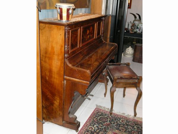 Pianoforte verticale Hermann in radica di noce  - Asta L'Arte di Arredare - Associazione Nazionale - Case d'Asta italiane