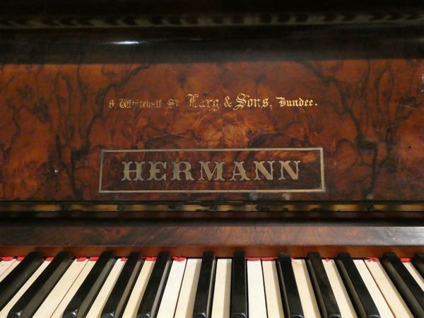 Pianoforte verticale Hermann in radica di noce  - Asta L'Arte di Arredare - Associazione Nazionale - Case d'Asta italiane