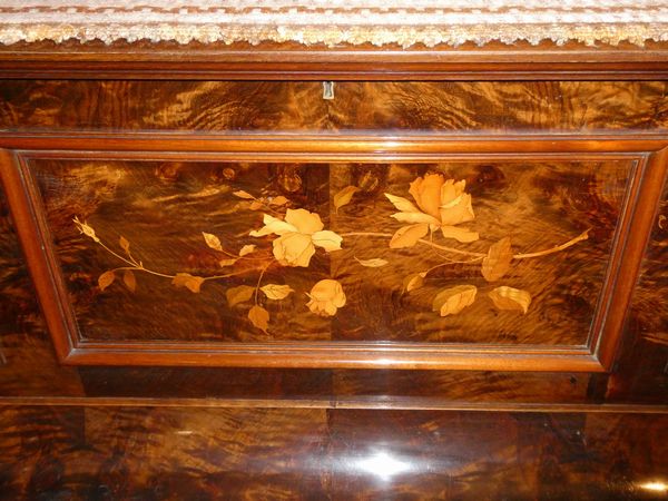 Pianoforte verticale Hermann in radica di noce  - Asta L'Arte di Arredare - Associazione Nazionale - Case d'Asta italiane