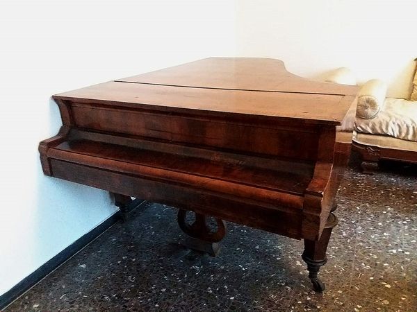Pianoforte a coda listrato in piuma di noce, Czaka & Sohn  - Asta L'Arte di Arredare - Associazione Nazionale - Case d'Asta italiane