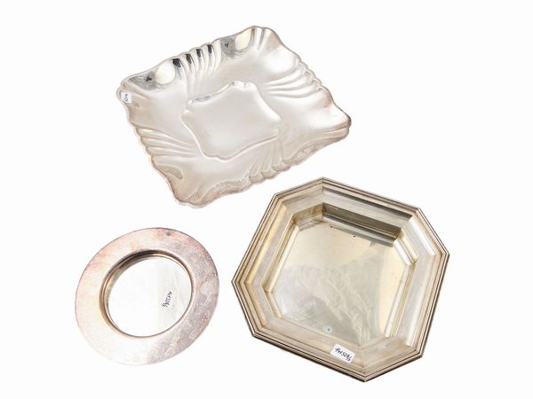 Due cestini in argento e uno in metallo argentato  - Asta L'Arte di Arredare - Associazione Nazionale - Case d'Asta italiane