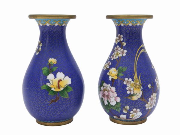 Coppia di vasetti a balaustro in smalto cloisonn�  - Asta L'Arte di Arredare - Associazione Nazionale - Case d'Asta italiane