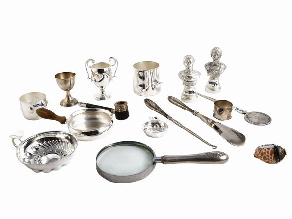 Lotto di curiosit� in argento e metallo argentato  - Asta L'Arte di Arredare - Associazione Nazionale - Case d'Asta italiane