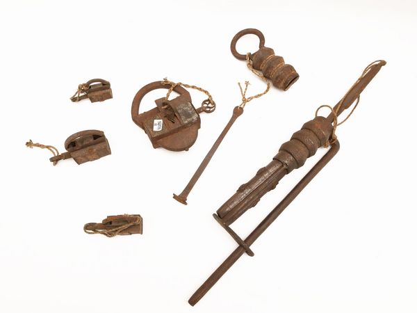 Collezione di antichi lucchetti in ferro  - Asta L'Arte di Arredare - Associazione Nazionale - Case d'Asta italiane