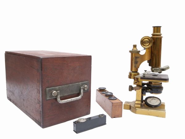 Miscroscopio da laboratorio  - Asta L'Arte di Arredare - Associazione Nazionale - Case d'Asta italiane