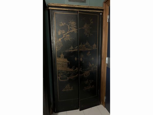 Coppia di porte a due ante in lacca nera  - Asta L'Arte di Arredare - Associazione Nazionale - Case d'Asta italiane