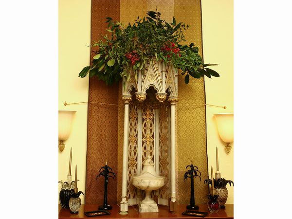 Grande tempietto neogotico in legno laccato grigio chiaro e lumeggiato in oro  - Asta L'Arte di Arredare - Associazione Nazionale - Case d'Asta italiane