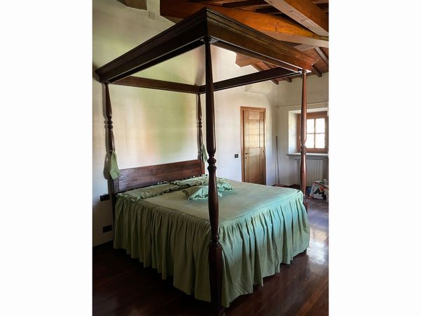 Letto matrimoniale a baldacchino in noce  - Asta L'Arte di Arredare - Associazione Nazionale - Case d'Asta italiane